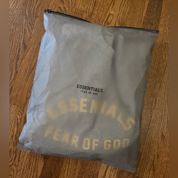 FEAR OF GOD ESSENTIALS HEAVY JERSEY CREWNECK T-SHIRT - LIGHT HEATHER GREY - Picture 2 of 3